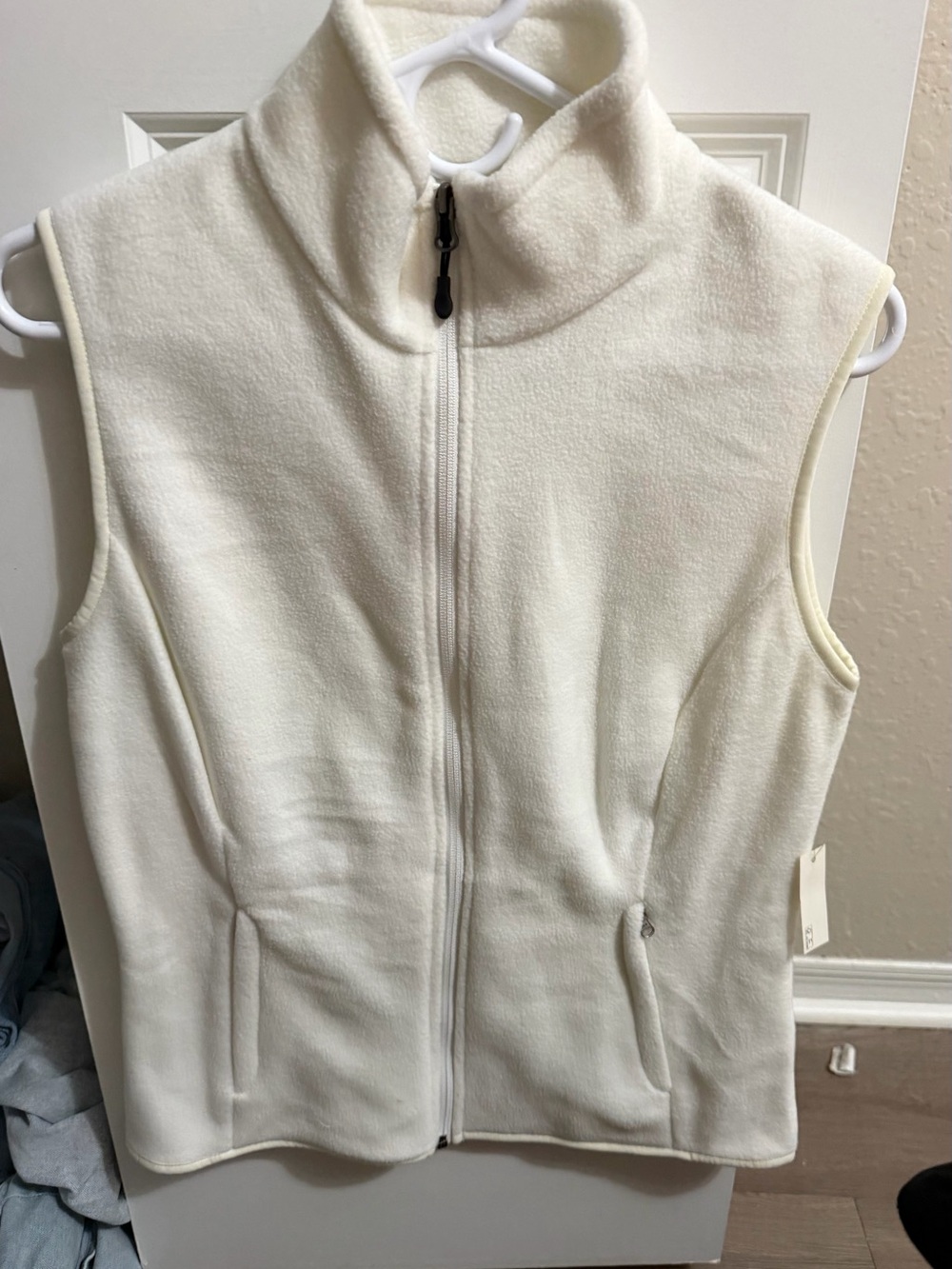 Amazon Essentials Women's Cream Fleece Zip Vest